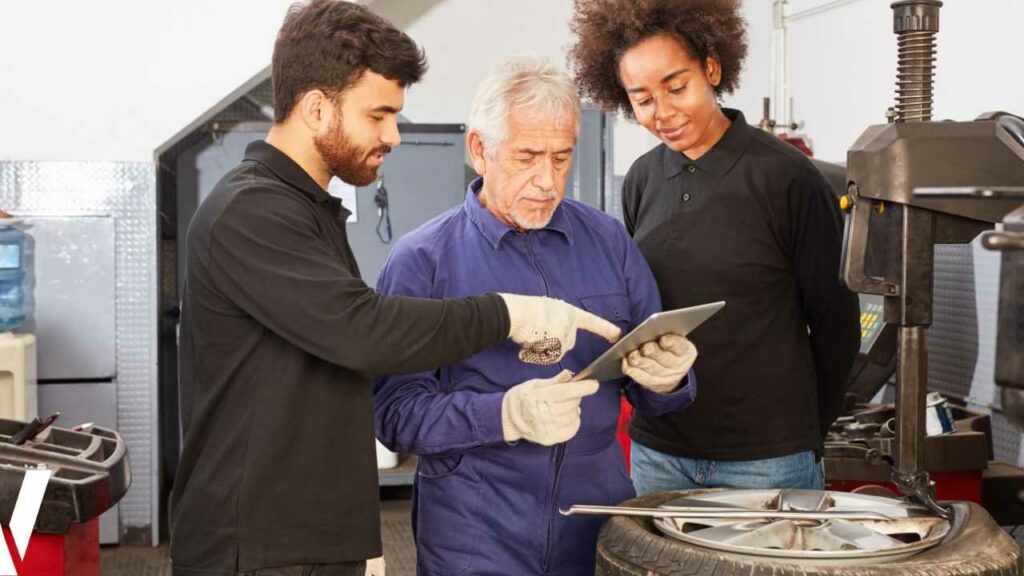 Mécaniciens regardants des logiciels garages gratuit ou payant lequel choisir